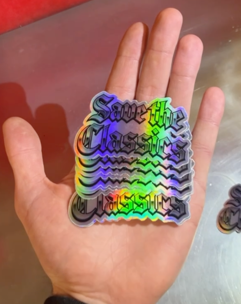 Der Stern-Aesthetics Holo Sticker Save the Classics zeigt einen fetten, metallischen Schriftzug auf wetterfester holografischer Vinylfolie - erhältlich in limitierter Auflage für Ihre Autoscheibe.