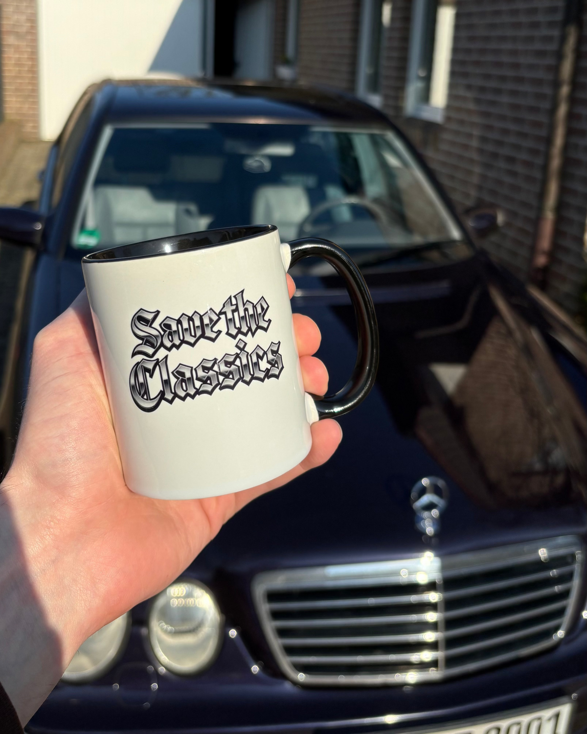 Save the Classics Tasse, im Hintergrund ein Lila W210