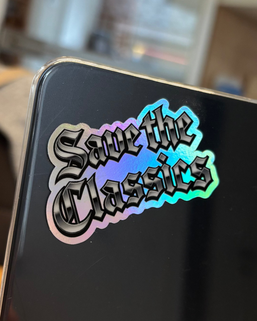 Der Stern-Aesthetics Holo Sticker Save the Classics zeigt einen fetten, metallischen Schriftzug auf wetterfester holografischer Vinylfolie - erhältlich in limitierter Auflage für Ihre Autoscheibe.