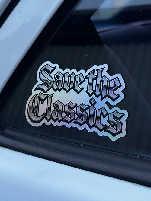 Der Stern-Aesthetics Holo Sticker Save the Classics zeigt einen fetten, metallischen Schriftzug auf wetterfester holografischer Vinylfolie - erhältlich in limitierter Auflage für Ihre Autoscheibe.