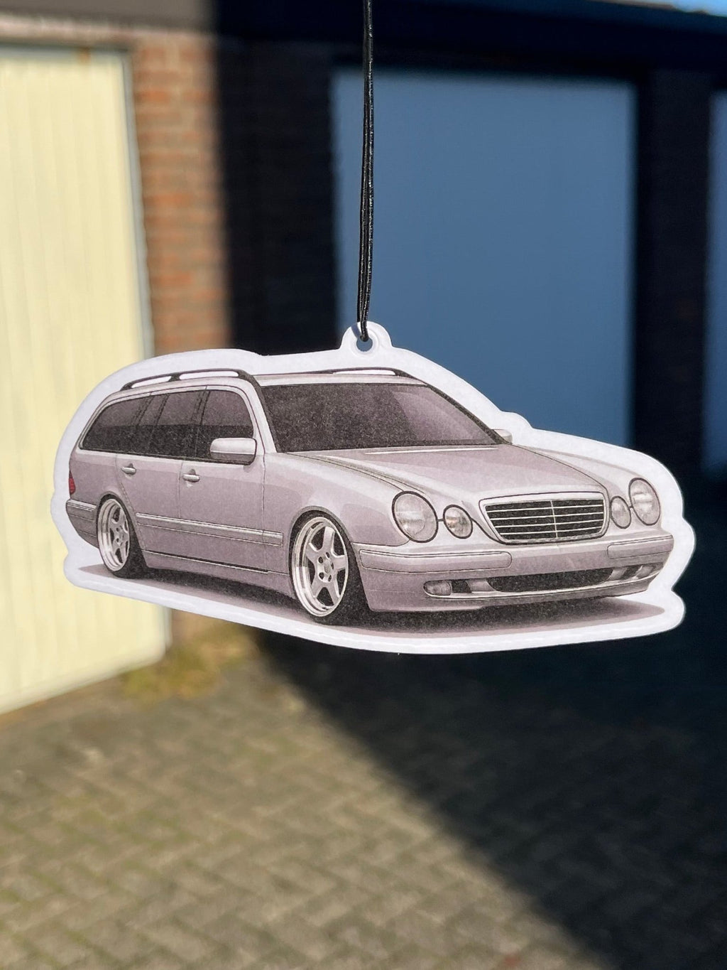 S210 Duftbaum Lufterfrischer mit Silhouette des Mercedes-Benz S210 E-Klasse T-Modell Kombi, Made in Germany