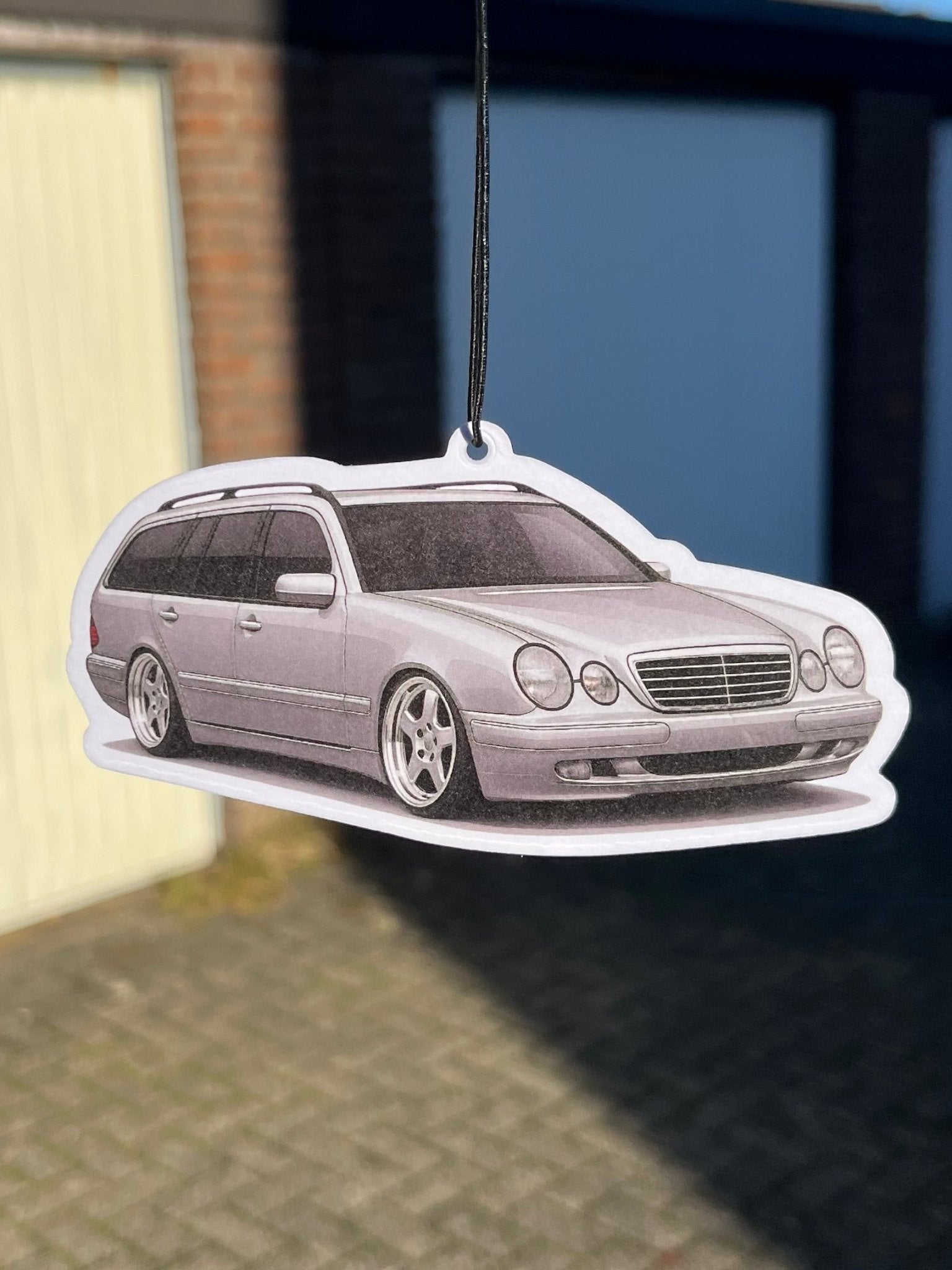 S210 Duftbaum Lufterfrischer mit Silhouette des Mercedes-Benz S210 E-Klasse T-Modell Kombi, Made in Germany