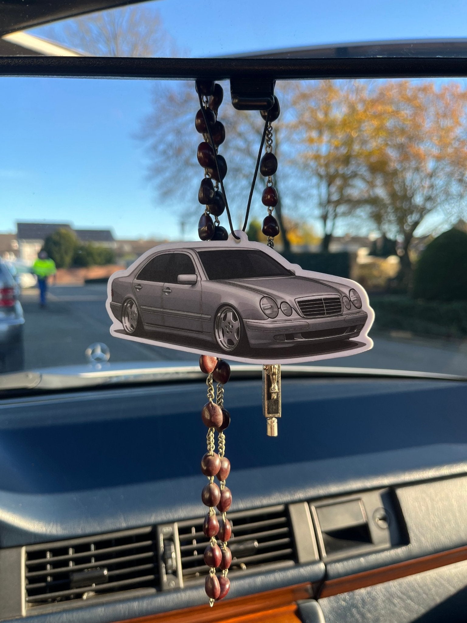 W210 Duftbaum Lufterfrischer mit Silhouette des Mercedes-Benz W210 E-Klasse Youngtimer, Made in Germany
