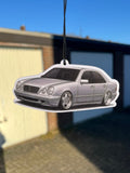 W210 Duftbaum Lufterfrischer mit Silhouette des Mercedes-Benz W210 E-Klasse Youngtimer, Made in Germany