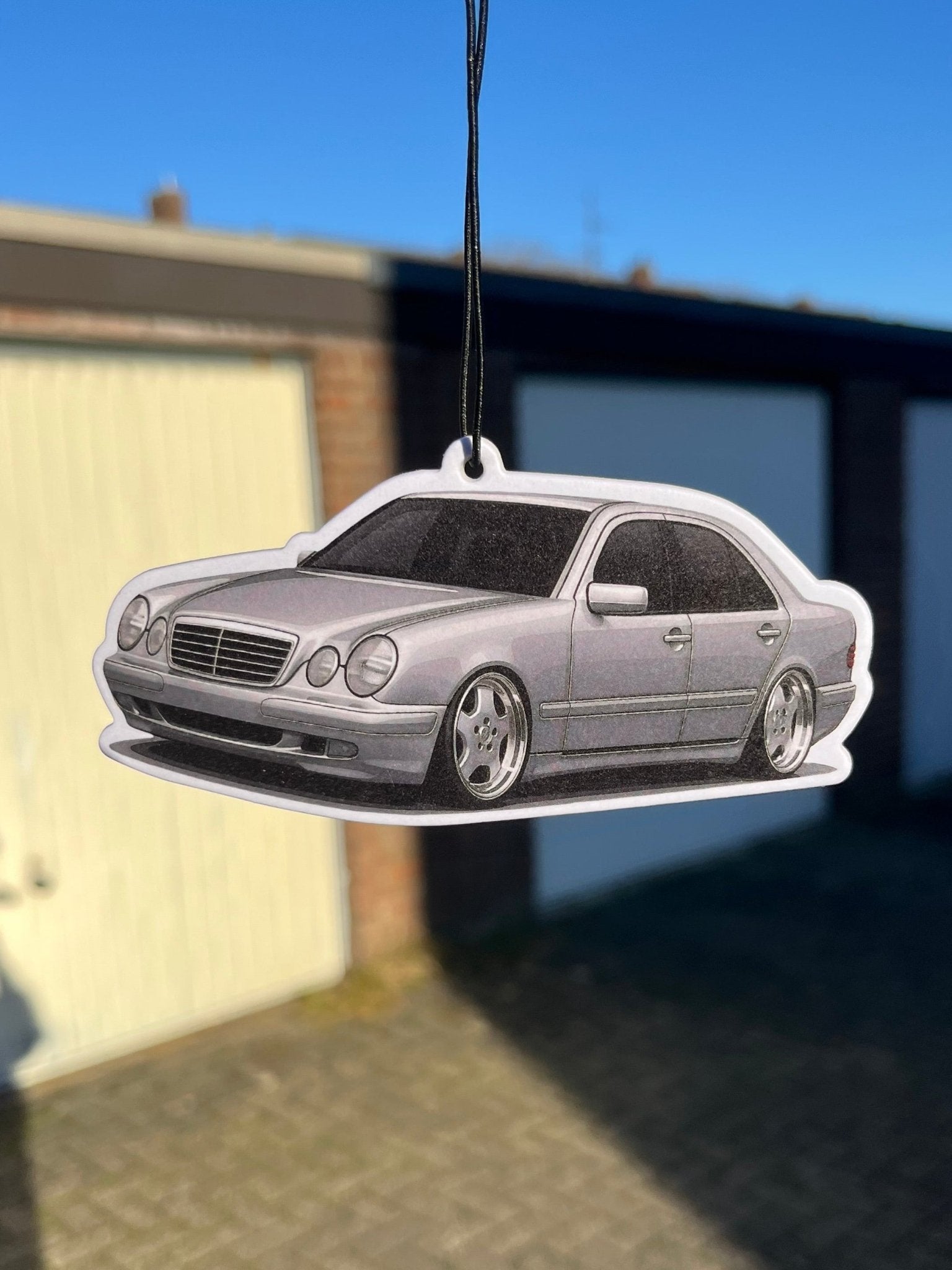 W210 Duftbaum Lufterfrischer mit Silhouette des Mercedes-Benz W210 E-Klasse Youngtimer, Made in Germany